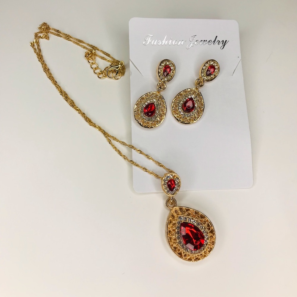 Jewelry set (Earrings + Necklace)